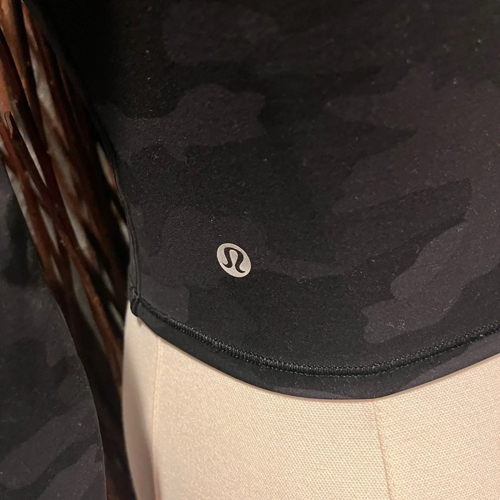 🌺LULULEMON WUNDER TRAIN BLACK CAMO CROPPED SHIRT SIZE 2🌺
